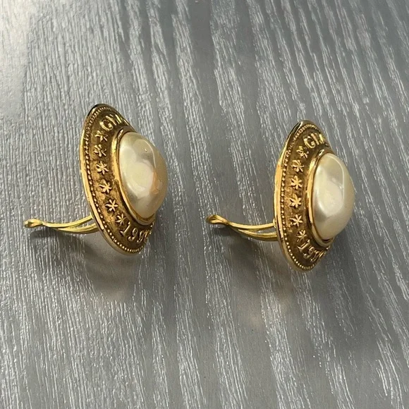 Chanel Vintage Faux Pearl Gold Clip-on Earrings - Picture 6 of 7